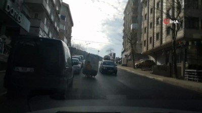 kucuk kiz -  Kağıt toplayıcısı anneye çocuğundan yürek ısıtan yardım Videosu