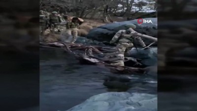ucaksavar -  Mehmetçik, sudan geçemeyen köpeği omzunda böyle taşıdı Videosu