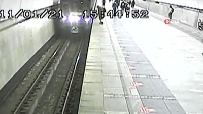 metro istasyonu -  - Moskova’da metro raylarına düşen çocuk ölümden kıl payı kurtuldu Videosu