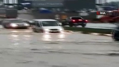 mahsur kaldi -  Şiddetli yağış sonrası araçlar mahsur kaldı Videosu