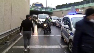  Güngören’de kamyonet devrildi, yol trafiğe kapandı