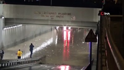  İzmir'i sağanak vurdu: Araçlar sürüklendi, birçok evi su bastı