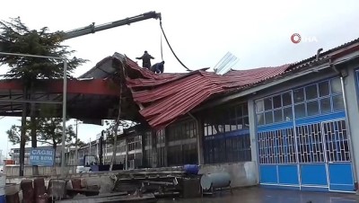  Konya'da fırtınadan uçan iş yeri çatısı iki blok ötedeki iş yerinin çatısına düştü