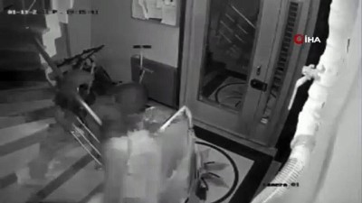  Üsküdar’da eve giren hırsızın televizyon çaldığı anlar kamerada