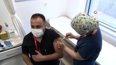  Ankara'da sağlık çalışanlarına ilk Covid-19 aşısı uygulandı