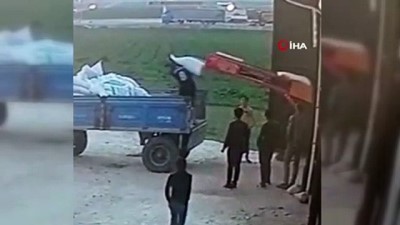 rayli sistem -  Bir anlık dikkatsizliği faciaya neden olacaktı...50 kiloluk gübre torbası çiftçinin üzerine böyle düştü Videosu