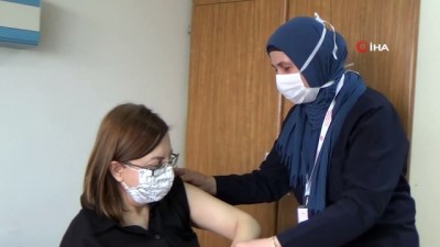 saglik personeli -  CoronaVac aşılama süreci sağlık çalışanlarıyla başladı Videosu