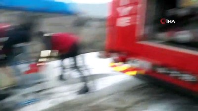  İtfaiye ekipleri suları donan vatandaşlara su taşıdı