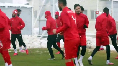 Sivasspor kar altında çalıştı!