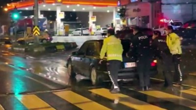 petrol -  Trafik polisi yolda kalan otomobili iterek, sürücüye yardım etti Videosu