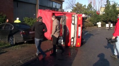  Başakşehir’de freni patlayan kamyonet böyle devrildi