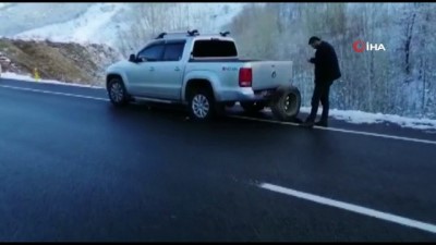 gizli buzlanma -  Bingöl’de buzlanma nedeniyle  aynı yerde 3 araç yoldan çıktı Videosu