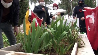 mezar tasi -  Çocuklarını şehit eden teröristin öldürüldüğü haberini alan aile mezarlığa koştu Videosu