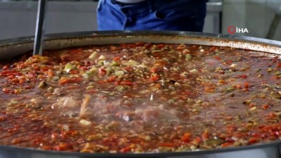 Erciş’te günlük bin kişilik 3 çeşit sıcak yemek