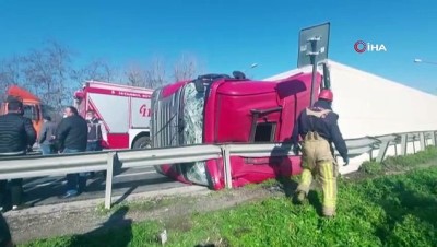  Feci kaza kamerada...Viraja hızlı giren tır yan yatarak sürüklenip, bariyerlere çarptı