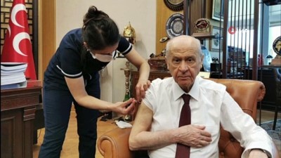  MHP Lideri Bahçeli, korona virüs aşısı oldu