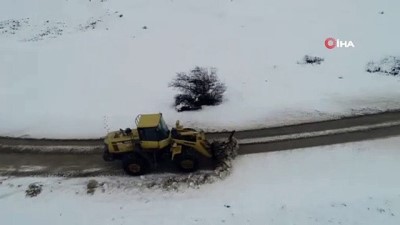  - Sivas’ta 37 köy yolu ulaşıma kapalı
- Sivas’ta etkili olan kar yağışı nedeniyle kapanan köy yollarından kapalı kalan 37 köy yolunda kar temizleme çalışmaları sürüyor