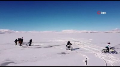 buz tutan gol -  Buz tutan Çıldır Gölü üzerinde pedal çevirdiler Videosu