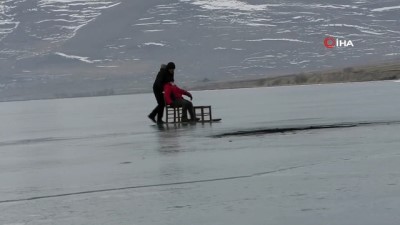 goller -  Çıldır Gölü’nde şaşırtan görüntü...Gölün buzları erken çözüldü, yüzeyde çatlaklar oluştu Videosu