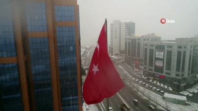  İstanbul'da etkili olan kar yağışı görüntüleri mest etti