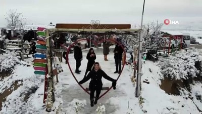  Karlar altındaki peribacaları görüntüsüyle mest etti