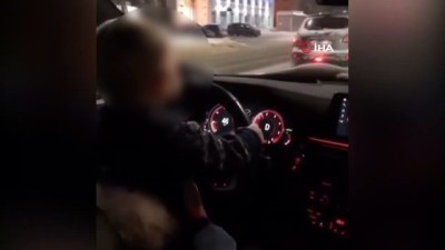 araba kullandi -  - Rusya'da sorumsuz baba 2 yaşındaki çocuğuna araba kullandırdı Videosu