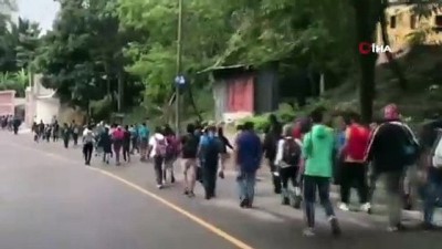 otorite -  - ABD'ye gitmek için yola çıkan Honduraslı göçmenler Meksika'ya doğru ilerliyor Videosu
