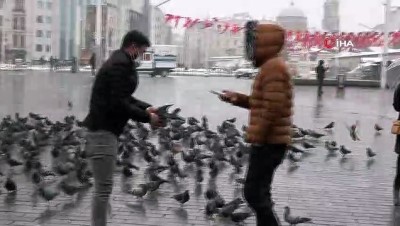  Beyaza bürünen Taksim kuşlara kaldı