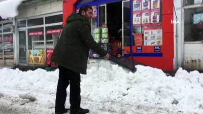 kopek -  Kısıtlamadan muaf olan esnaf sokaktaki hayvanları unutmadı Videosu