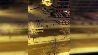 Minibüse kar topu atan gençler şoför geri manevra yapınca böyle kaçtı