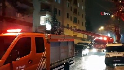 yasli kadin -  Namaz kıldığı odada mahsur kalan kadını itfaiye kurtardı Videosu