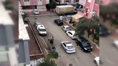 kagit toplayicisi -  Polislerden yürek ısıtan davranış...Kumanyalarını devriye gezerken gördükleri kağıt toplayıcısı gence verdiler Videosu