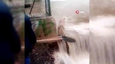 sel baskinlari -  Su bendinde mahsur kalan köpeği canları pahasına kurtardılar Videosu