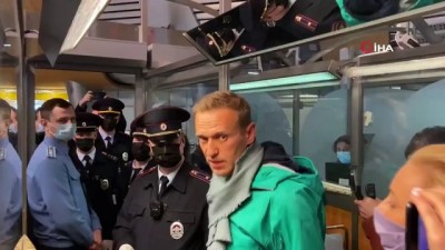 pasaport kontrolu -  - Tedavisinin ardından Rusya'ya dönen muhalif lider Navalny gözaltına alındı Videosu
