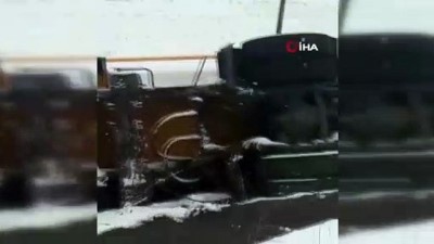 akarca -  Yenice’de buzlanan yolda tır şarampole devrildi Videosu