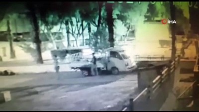  Aracın ses sistemini söküp kamyonete yükleyip götürdüler