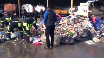  Belediye ekipleri unutulan altınları didik didik çöpler arasında aradı