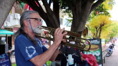  Brezilyalı orkestra şefinden Antalya sokaklarında trompet resitali