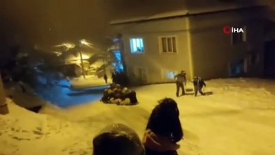 kar kalinligi -  Bursa'da kar çılgınlığı... 45 kadın aynı anda böyle kaydı Videosu