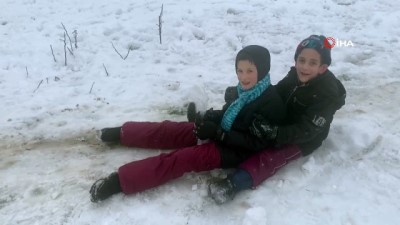  Çocuklar karın keyfini poşetle kayarak çıkardı