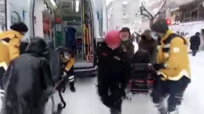  Çöken sundurmanın altında kalan 3 kişi yaralandı