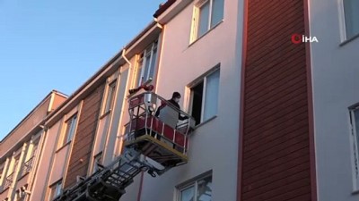 ev arkadasi -  Ev arkadaşı tarafından eve kitlenen kadını itfaiye ekipleri kurtardı Videosu