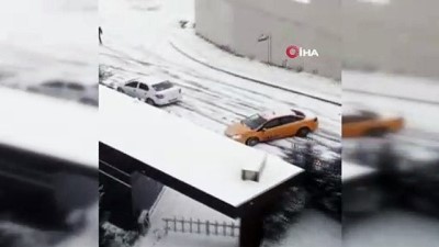  - İstanbul'da buz pistine dönen yolda kayarak kaza yapan araçlar kamerada