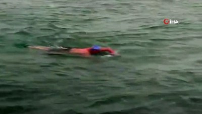 yuzme -  İstanbul’da şaşkınlık oluşturan görüntü: Kar altında denize girdi Videosu