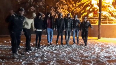  -Kar yağışını halay çekerek kutladılar