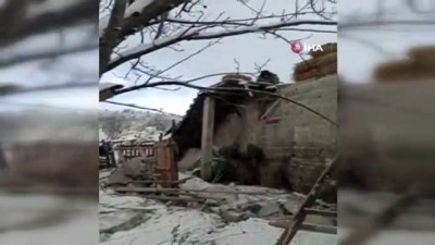  Kara dayanamayan ahırın çatısı çöktü, hayvanlar telef oldu