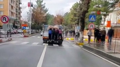  Seyir halindeki araca asılıp ölüme davetiye çıkardılar