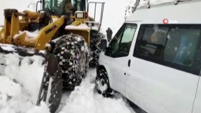  Siirt’te karda mahsur kalan yolcu minibüsü kurtarıldı