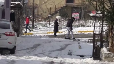  Sokakta kayak malzemeleri ile kar keyfi