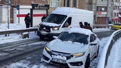 Sürücüler, kar nedeniyle kayganlaşan yollarda zor anlar yaşadı